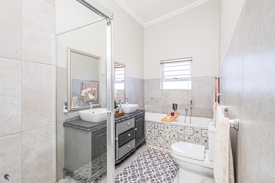 5 Bedroom Property for Sale in Myburgh Park Western Cape